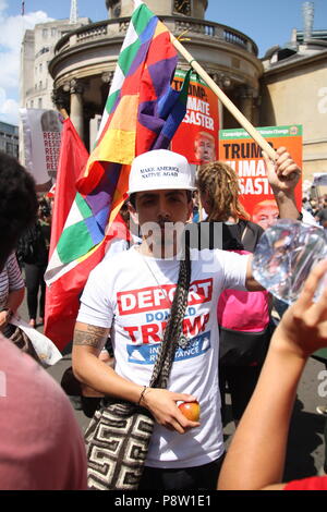 London, UK, 13. Juli 2018. Die demonstranten Demonstration gegen US-Präsident Donald Trump, womit sich die Straßen von London zu einem noch stehen. Roland Ravenhill Alamy Leben Nachrichten. Stockfoto