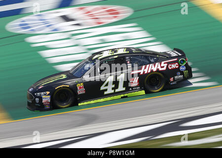 Sparta, Kentucky, USA. 13. Juli 2018. Kurt Busch (41) bringt seinen Rennwagen auf der Vorderseite Ausdehnung während der Praxis für die Quaker State 400 an der Kentucky Speedway in Sparta, Kentucky. Quelle: Chris Owens Asp Inc/ASP/ZUMA Draht/Alamy leben Nachrichten Stockfoto