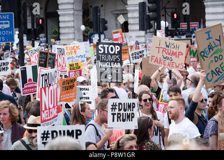 Zehntausende von Menschen marschierten und protestierten gegen die Trumpf Besuch in Großbritannien. Der März begann in der Regent Street und endete auf dem Trafalgar Square. Stockfoto