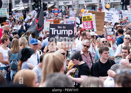 Zehntausende von Menschen marschierten und protestierten gegen die Trumpf Besuch in Großbritannien. Der März begann in der Regent Street und endete auf dem Trafalgar Square. Stockfoto