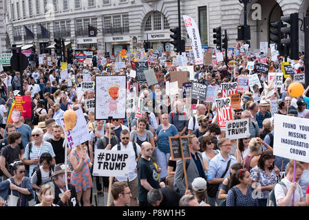 Zehntausende von Menschen marschierten und protestierten gegen die Trumpf Besuch in Großbritannien. Der März begann in der Regent Street und endete auf dem Trafalgar Square. Stockfoto