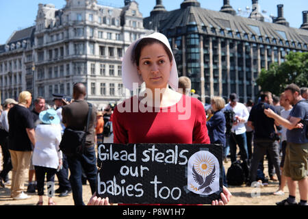 London, Großbritannien. 13. Juli 2018. London, Großbritannien. 13. Juli 2018. Donald Trump Ballon in Parliament Square Credit: Edward Crawford/Alamy leben Nachrichten Stockfoto