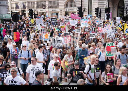 Zehntausende von Menschen marschierten und protestierten gegen die Trumpf Besuch in Großbritannien. Der März begann in der Regent Street und endete auf dem Trafalgar Square. Stockfoto