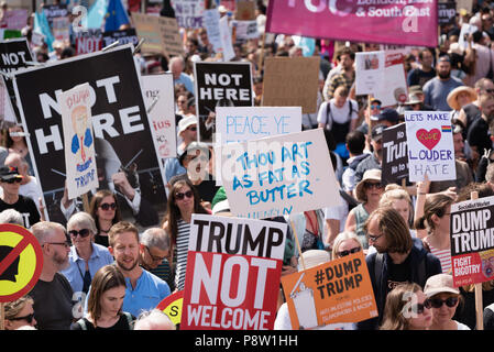 Zehntausende von Menschen marschierten und protestierten gegen die Trumpf Besuch in Großbritannien. Der März begann in der Regent Street und endete auf dem Trafalgar Square Stockfoto