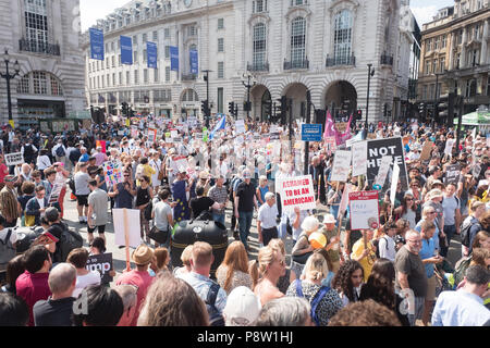 Zehntausende von Menschen marschierten und protestierten gegen die Trumpf Besuch in Großbritannien. Der März begann in der Regent Street und endete auf dem Trafalgar Square. Stockfoto