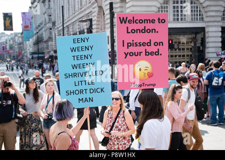 Zehntausende von Menschen marschierten und protestierten gegen die Trumpf Besuch in Großbritannien. Der März begann in der Regent Street und endete auf dem Trafalgar Square. Stockfoto