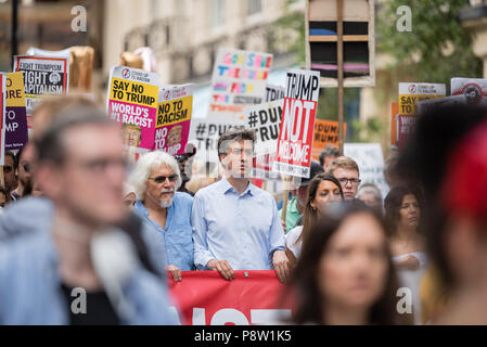 Ed Miliband und Celina CEL Allin-Khan marschieren mit Anderen. Zehntausende von Menschen marschierten und protestierten gegen die Trumpf Besuch in Großbritannien. Der März begann in der Regent Street und endete auf dem Trafalgar Square. Stockfoto