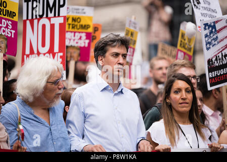 Ed Miliband und Celina CEL Allin-Khan marschieren mit Anderen. Zehntausende von Menschen marschierten und protestierten gegen die Trumpf Besuch in Großbritannien. Der März begann in der Regent Street und endete auf dem Trafalgar Square. Stockfoto