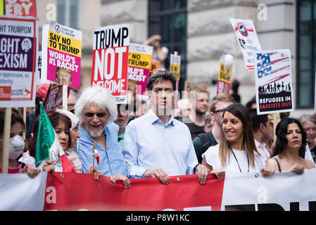 Ed Miliband und Celina CEL Allin-Khan marschieren mit Anderen. Zehntausende von Menschen marschierten und protestierten gegen die Trumpf Besuch in Großbritannien. Der März begann in der Regent Street und endete auf dem Trafalgar Square. Stockfoto