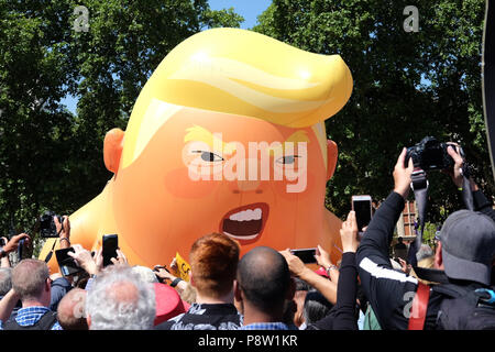 London, Großbritannien. 13. Juli 2018. London, Großbritannien. 13. Juli 2018. Donald Trump Ballon in Parliament Square Credit: Edward Crawford/Alamy leben Nachrichten Stockfoto