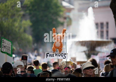 Zehntausende von Menschen marschierten und protestierten gegen die Trumpf Besuch in Großbritannien. Der März begann in der Regent Street und endete auf dem Trafalgar Square. Stockfoto