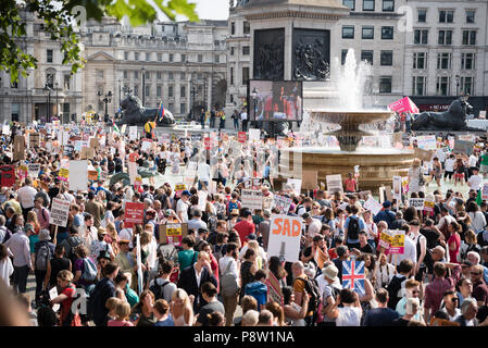 Zehntausende von Menschen marschierten und protestierten gegen die Trumpf Besuch in Großbritannien. Der März begann in der Regent Street und endete auf dem Trafalgar Square. Stockfoto