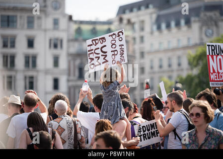 Zehntausende von Menschen marschierten und protestierten gegen die Trumpf Besuch in Großbritannien. Der März begann in der Regent Street und endete auf dem Trafalgar Square. Stockfoto