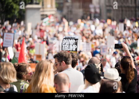 Zehntausende von Menschen marschierten und protestierten gegen die Trumpf Besuch in Großbritannien. Der März begann in der Regent Street und endete auf dem Trafalgar Square. Stockfoto