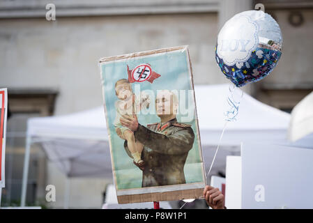 Zehntausende von Menschen marschierten und protestierten gegen die Trumpf Besuch in Großbritannien. Der März begann in der Regent Street und endete auf dem Trafalgar Square. Stockfoto