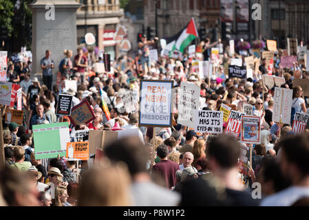 Zehntausende von Menschen marschierten und protestierten gegen die Trumpf Besuch in Großbritannien. Der März begann in der Regent Street und endete auf dem Trafalgar Square. Stockfoto