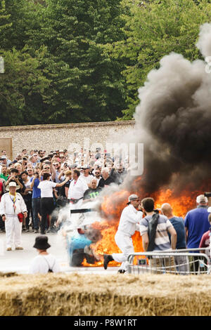 Goodwood, UK. 13. Juli 2018. Goodwood Festival der Geschwindigkeit Trommelfeuer des Lexus RC-F GT3 angetrieben von Scott Pruett. Feuer begann nach Scott Massen in die Drift Klasse am Nachmittag unterhalten hatte. Bei der Eingabe der Grube Bereich Scott's Lexus Feuer gefangen - zunächst von einem in der Nähe von Marshall gelöscht aber sofort wieder ab und wächst schnell. Viele Marshalls und einem nahe gelegenen Treiber bekämpft das Feuer im Einklang, es schließlich unter Kontrolle zu bringen. Credit: Matt Goddard/Alamy leben Nachrichten Stockfoto