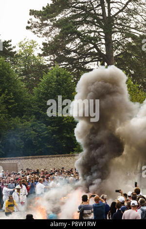 Goodwood, UK. 13. Juli 2018. Goodwood Festival der Geschwindigkeit Trommelfeuer des Lexus RC-F GT3 angetrieben von Scott Pruett. Feuer begann nach Scott Massen in die Drift Klasse am Nachmittag unterhalten hatte. Bei der Eingabe der Grube Bereich Scott's Lexus Feuer gefangen - zunächst von einem in der Nähe von Marshall gelöscht aber sofort wieder ab und wächst schnell. Viele Marshalls und einem nahe gelegenen Treiber bekämpft das Feuer im Einklang, es schließlich unter Kontrolle zu bringen. Credit: Matt Goddard/Alamy leben Nachrichten Stockfoto