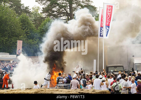 Goodwood, UK. 13. Juli 2018. Goodwood Festival der Geschwindigkeit Trommelfeuer des Lexus RC-F GT3 angetrieben von Scott Pruett. Feuer begann nach Scott Massen in die Drift Klasse am Nachmittag unterhalten hatte. Bei der Eingabe der Grube Bereich Scott's Lexus Feuer gefangen - zunächst von einem in der Nähe von Marshall gelöscht aber sofort wieder ab und wächst schnell. Viele Marshalls und einem nahe gelegenen Treiber bekämpft das Feuer im Einklang, es schließlich unter Kontrolle zu bringen. Credit: Matt Goddard/Alamy leben Nachrichten Stockfoto