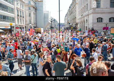 London/Großbritannien - 13. Juli 2018: Proteste gegen Donald Trump weiterhin mit einem Marsch in Central London in Trafalgar Square. Hier auf der Regent St. Credit: Martin Leitch/Alamy leben Nachrichten Stockfoto