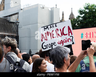 London, Großbritannien. 13. Juli 2018. Tausende Demonstranten sind friedlich marschieren durch das Zentrum von London mit ihren Anti-Trumpf-Plakate, Banner und Fahnen im Protest der Donald Trump besuchen. Credit: Ghene Snowdon/Alamy leben Nachrichten Stockfoto