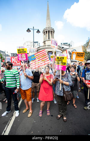 London/Großbritannien - 13. Juli 2018: Proteste gegen Donald Trump weiterhin mit einem Marsch in Central London in Trafalgar Square für eine Rallye. Das Wetter statt. Quelle: Martin Leitch/Alamy leben Nachrichten Stockfoto