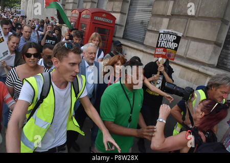 London's geliebte Führer der Labour Party Jeremy Corbyn findet in den Straßen von London zu Fuß mit sehr wenig Sicherheit, da er sich auf den Weg in Richtung Leicester Square, wo er eine Rede vor der Tausenden von Menschen, die nach London kam heute macht den Besuch von US-Präsident Donald Trump zu protestieren. Corbyn wurde mit einem Lächeln und Beifall begrüßt, als er wieder einmal buchstäblich Schultern mit den Menschen in London rieb, als er seinen Weg gemacht, während der Gast seinen Namen wiederholt sangen die Parliament Street Vergangenheit Whitehall in Richtung der Trumpf Demonstranten Stockfoto