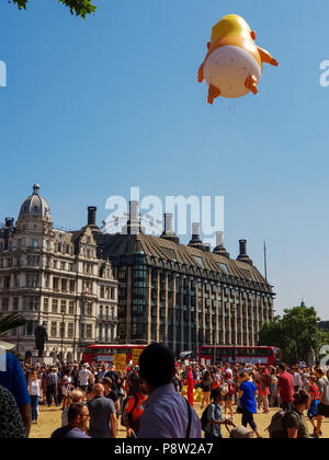 Parliament Square. London. UK vom 13. Juli 2018 - Der "Trump baby Blimp in Parliament Square als US-Präsident Donald Trump setzt seine vier Tage Besuch im Vereinigten Königreich. Kredit Roamwithrakhee/Alamy leben Nachrichten Stockfoto