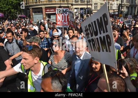 London's geliebte Führer der Labour Party Jeremy Corbyn findet in den Straßen von London zu Fuß mit sehr wenig Sicherheit, da er sich auf den Weg in Richtung Leicester Square, wo er eine Rede vor der Tausenden von Menschen, die nach London kam heute macht den Besuch von US-Präsident Donald Trump zu protestieren. Corbyn wurde mit einem Lächeln und Beifall begrüßt, als er wieder einmal buchstäblich Schultern mit den Menschen in London rieb, als er seinen Weg gemacht, während der Gast seinen Namen wiederholt sangen die Parliament Street Vergangenheit Whitehall in Richtung der Trumpf Demonstranten Stockfoto