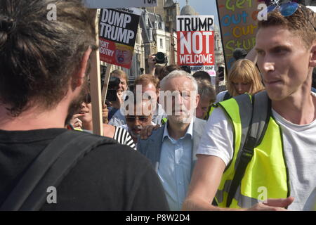 London's geliebte Führer der Labour Party Jeremy Corbyn findet in den Straßen von London zu Fuß mit sehr wenig Sicherheit, da er sich auf den Weg in Richtung Leicester Square, wo er eine Rede vor der Tausenden von Menschen, die nach London kam heute macht den Besuch von US-Präsident Donald Trump zu protestieren. Corbyn wurde mit einem Lächeln und Beifall begrüßt, als er wieder einmal buchstäblich Schultern mit den Menschen in London rieb, als er seinen Weg gemacht, während der Gast seinen Namen wiederholt sangen die Parliament Street Vergangenheit Whitehall in Richtung der Trumpf Demonstranten Stockfoto