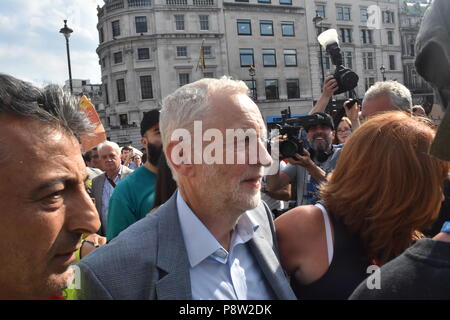 London's geliebte Führer der Labour Party Jeremy Corbyn findet in den Straßen von London zu Fuß mit sehr wenig Sicherheit, da er sich auf den Weg in Richtung Leicester Square, wo er eine Rede vor der Tausenden von Menschen, die nach London kam heute macht den Besuch von US-Präsident Donald Trump zu protestieren. Corbyn wurde mit einem Lächeln und Beifall begrüßt, als er wieder einmal buchstäblich Schultern mit den Menschen in London rieb, als er seinen Weg gemacht, während der Gast seinen Namen wiederholt sangen die Parliament Street Vergangenheit Whitehall in Richtung der Trumpf Demonstranten Stockfoto