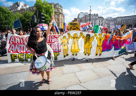 London/Großbritannien - 13. Juli 2018: Proteste gegen Donald Trump weiterhin mit einem Marsch in Central London in Trafalgar Square für eine Rallye. Eingabe von Trafalgar Square. Quelle: Martin Leitch/Alamy leben Nachrichten Stockfoto