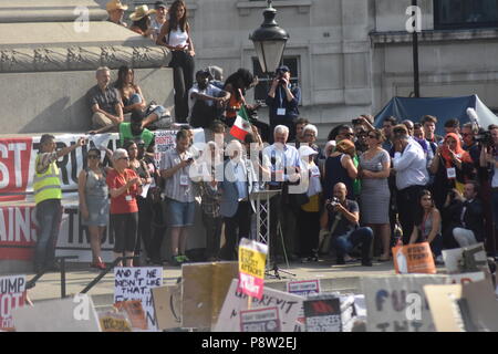 London's geliebte Führer der Labour Party Jeremy Corbyn findet in den Straßen von London zu Fuß mit sehr wenig Sicherheit, da er sich auf den Weg in Richtung Leicester Square, wo er eine Rede vor der Tausenden von Menschen, die nach London kam heute macht den Besuch von US-Präsident Donald Trump zu protestieren. Corbyn wurde mit einem Lächeln und Beifall begrüßt, als er wieder einmal buchstäblich Schultern mit den Menschen in London rieb, als er seinen Weg gemacht, während der Gast seinen Namen wiederholt sangen die Parliament Street Vergangenheit Whitehall in Richtung der Trumpf Demonstranten Stockfoto