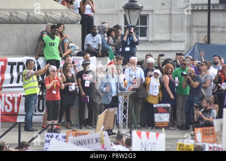 London's geliebte Führer der Labour Party Jeremy Corbyn findet in den Straßen von London zu Fuß mit sehr wenig Sicherheit, da er sich auf den Weg in Richtung Leicester Square, wo er eine Rede vor der Tausenden von Menschen, die nach London kam heute macht den Besuch von US-Präsident Donald Trump zu protestieren. Corbyn wurde mit einem Lächeln und Beifall begrüßt, als er wieder einmal buchstäblich Schultern mit den Menschen in London rieb, als er seinen Weg gemacht, während der Gast seinen Namen wiederholt sangen die Parliament Street Vergangenheit Whitehall in Richtung der Trumpf Demonstranten Stockfoto