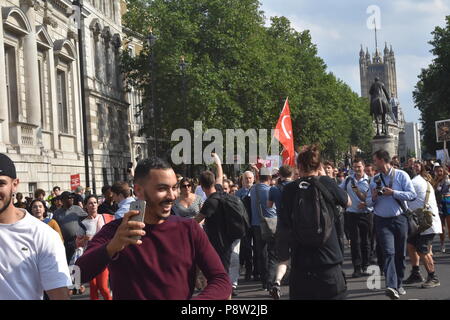 London's geliebte Führer der Labour Party Jeremy Corbyn findet in den Straßen von London zu Fuß mit sehr wenig Sicherheit, da er sich auf den Weg in Richtung Leicester Square, wo er eine Rede vor der Tausenden von Menschen, die nach London kam heute macht den Besuch von US-Präsident Donald Trump zu protestieren. Corbyn wurde mit einem Lächeln und Beifall begrüßt, als er wieder einmal buchstäblich Schultern mit den Menschen in London rieb, als er seinen Weg gemacht, während der Gast seinen Namen wiederholt sangen die Parliament Street Vergangenheit Whitehall in Richtung der Trumpf Demonstranten Stockfoto