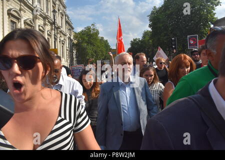 London's geliebte Führer der Labour Party Jeremy Corbyn findet in den Straßen von London zu Fuß mit sehr wenig Sicherheit, da er sich auf den Weg in Richtung Leicester Square, wo er eine Rede vor der Tausenden von Menschen, die nach London kam heute macht den Besuch von US-Präsident Donald Trump zu protestieren. Corbyn wurde mit einem Lächeln und Beifall begrüßt, als er wieder einmal buchstäblich Schultern mit den Menschen in London rieb, als er seinen Weg gemacht, während der Gast seinen Namen wiederholt sangen die Parliament Street Vergangenheit Whitehall in Richtung der Trumpf Demonstranten Stockfoto