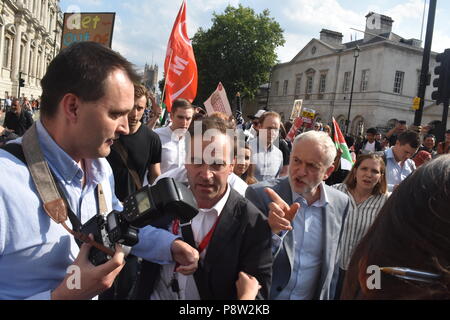 London's geliebte Führer der Labour Party Jeremy Corbyn findet in den Straßen von London zu Fuß mit sehr wenig Sicherheit, da er sich auf den Weg in Richtung Leicester Square, wo er eine Rede vor der Tausenden von Menschen, die nach London kam heute macht den Besuch von US-Präsident Donald Trump zu protestieren. Corbyn wurde mit einem Lächeln und Beifall begrüßt, als er wieder einmal buchstäblich Schultern mit den Menschen in London rieb, als er seinen Weg gemacht, während der Gast seinen Namen wiederholt sangen die Parliament Street Vergangenheit Whitehall in Richtung der Trumpf Demonstranten Stockfoto