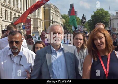 London's geliebte Führer der Labour Party Jeremy Corbyn findet in den Straßen von London zu Fuß mit sehr wenig Sicherheit, da er sich auf den Weg in Richtung Leicester Square, wo er eine Rede vor der Tausenden von Menschen, die nach London kam heute macht den Besuch von US-Präsident Donald Trump zu protestieren. Corbyn wurde mit einem Lächeln und Beifall begrüßt, als er wieder einmal buchstäblich Schultern mit den Menschen in London rieb, als er seinen Weg gemacht, während der Gast seinen Namen wiederholt sangen die Parliament Street Vergangenheit Whitehall in Richtung der Trumpf Demonstranten Stockfoto