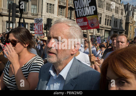 London, Großbritannien: Labour leader Jeremy Corbyn verbindet Demonstranten, die gegen den Besuch von US-Präsident Donald Trump in Großbritannien, der durch das Zentrum von London marschierten, am 13. Juli 2018 in London, England. Foto von Richard Baker/Alamy leben Nachrichten Stockfoto