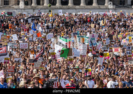 London, 13. Juli 2018: die Leute auf dem Trafalgar Square gegen den amerikanischen Präsidenten zu protestieren, Donald Trump Besuch in Großbritannien. Die Demonstration versammelten sich etwa 250 Tausend Menschen, die größte Zahl seit mehr als einem Jahrzehnt. Der März war eine Gelegenheit viele soziale Bedenken zu äußern. Quelle: Michal Busko/Alamy leben Nachrichten Stockfoto