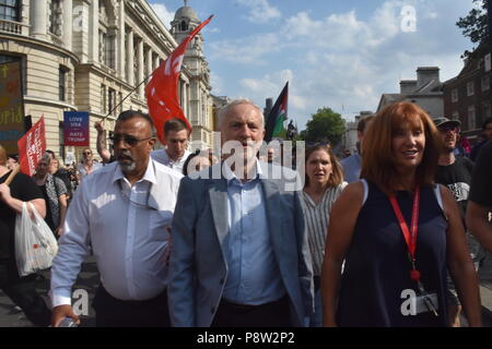 London's geliebte Führer der Labour Party Jeremy Corbyn findet in den Straßen von London zu Fuß mit sehr wenig Sicherheit, da er sich auf den Weg in Richtung Leicester Square, wo er eine Rede vor der Tausenden von Menschen, die nach London kam heute macht den Besuch von US-Präsident Donald Trump zu protestieren. Corbyn wurde mit einem Lächeln und Beifall begrüßt, als er wieder einmal buchstäblich Schultern mit den Menschen in London rieb, als er seinen Weg gemacht, während der Gast seinen Namen wiederholt sangen die Parliament Street Vergangenheit Whitehall in Richtung der Trumpf Demonstranten Stockfoto