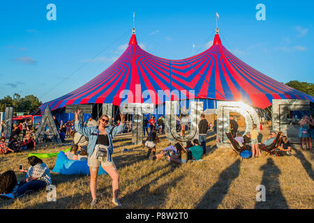 Henham Park, Suffolk, Großbritannien. 13. Juli 2018. Die Sonne beginnt mit dem ersten Tag zu - Die 2018 Latitude Festival, henham Park. Suffolk, 13. Juli 2018 Credit: Guy Bell/Alamy leben Nachrichten Stockfoto