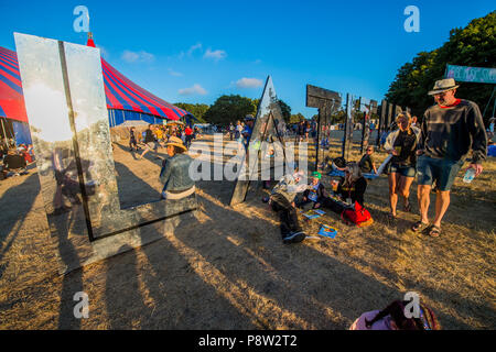 Henham Park, Suffolk, Großbritannien. 13. Juli 2018. Die Sonne beginnt mit dem ersten Tag zu - Die 2018 Latitude Festival, henham Park. Suffolk, 13. Juli 2018 Credit: Guy Bell/Alamy leben Nachrichten Stockfoto