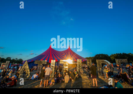 Henham Park, Suffolk, Großbritannien. 13. Juli 2018. Die Sonne beginnt mit dem ersten Tag zu - Die 2018 Latitude Festival, henham Park. Suffolk, 13. Juli 2018 Credit: Guy Bell/Alamy leben Nachrichten Stockfoto