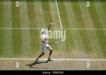 13. Juli 2018 All England Lawn Tennis und Croquet Club, London, England; die Wimbledon Tennis Championships, Tag 11; Kevin Anderson (RSA) dient der John Isner (USA) während seiner semi final Match Stockfoto