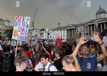 London, UK, 13. Juli 2018. Die Demonstranten erreichen Trafalgar Square, Anti-Trump März Kredit: sophia Akram/Alamy leben Nachrichten Stockfoto