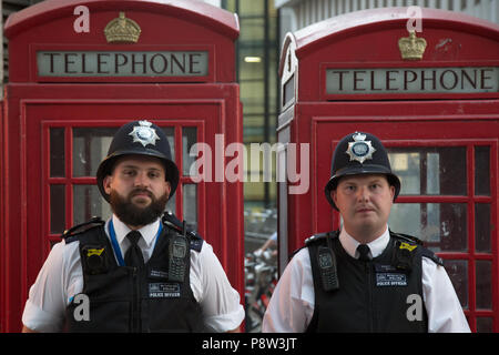 London UK, dem 13. Juli 2018 Polizei Wache während der Demonstration gegen Präsident des Trump Besuch in Großbritannien im Zentrum von London. Credit: Thabo Jaiyesimi/Alamy leben Nachrichten Stockfoto