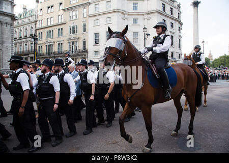 London UK, dem 13. Juli 2018 Der Führer Jeremy Corbyn wird von der Polizei nach dem Gespräch an der Demonstration gegen Präsident des Trump Besuch in Großbritannien auf dem Trafalgar Square begleitet. Credit: Thabo Jaiyesimi/Alamy leben Nachrichten Stockfoto