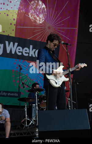 Cambridge UK, 2018-07-13. Die Cambridge grosses Wochenende ist auf Parkers Stück über das ganze Wochenende mit heute Abend verschiedene Künstler, die zusammen mit einem französischen Markt, eine der Bands war Prahlerei 5 peice Rock und funck band Credit: Kevin Hodgson/Alamy Leben Nachrichten gehalten Stockfoto