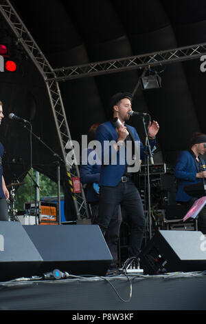 Cambridge UK, 2018-07-13. Die Cambridge grosses Wochenende ist auf Parkers Stück über das ganze Wochenende mit heute Abend verschiedene Künstler, die zusammen mit einem französischen Markt, eine der Bands war Prahlerei 5 peice Rock und funck band Credit: Kevin Hodgson/Alamy Leben Nachrichten gehalten Stockfoto